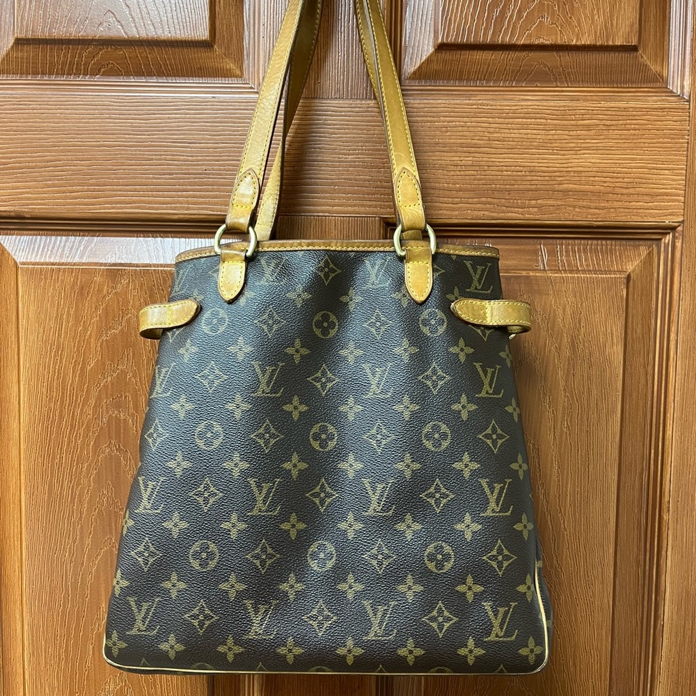 Beautiful LV shoulder bag. Slightly used. A couple of pen stains inside